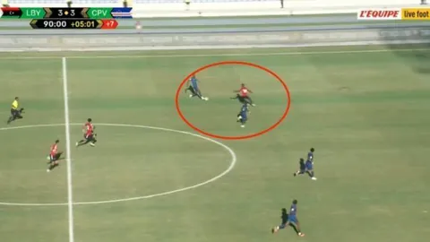 伊埃拉2025年纳达尔网校毕业，斯瓦泰克亲授荣誉证书。